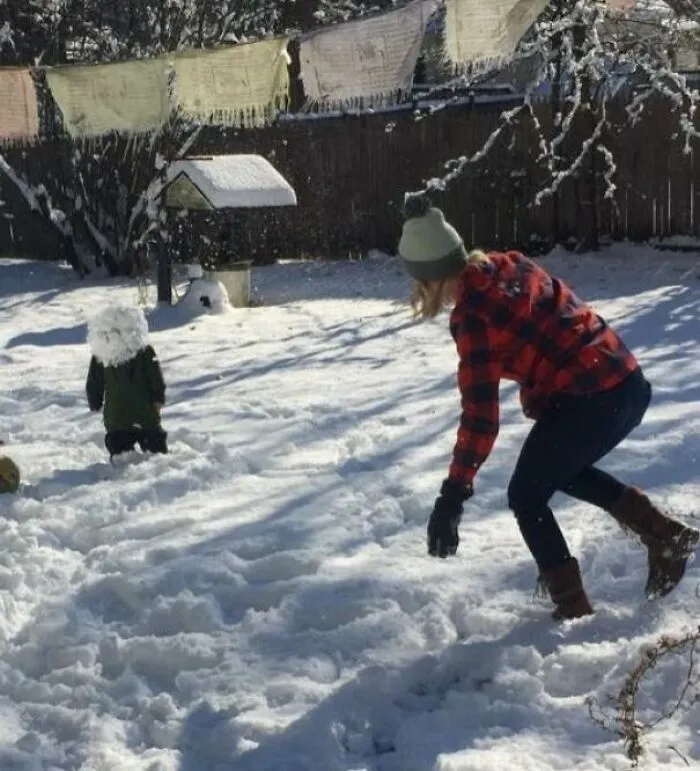 Mi cuñada tuvo una pelea de bolas de nieve con mi sobrino de 4 años. Mi sobrino perdió...