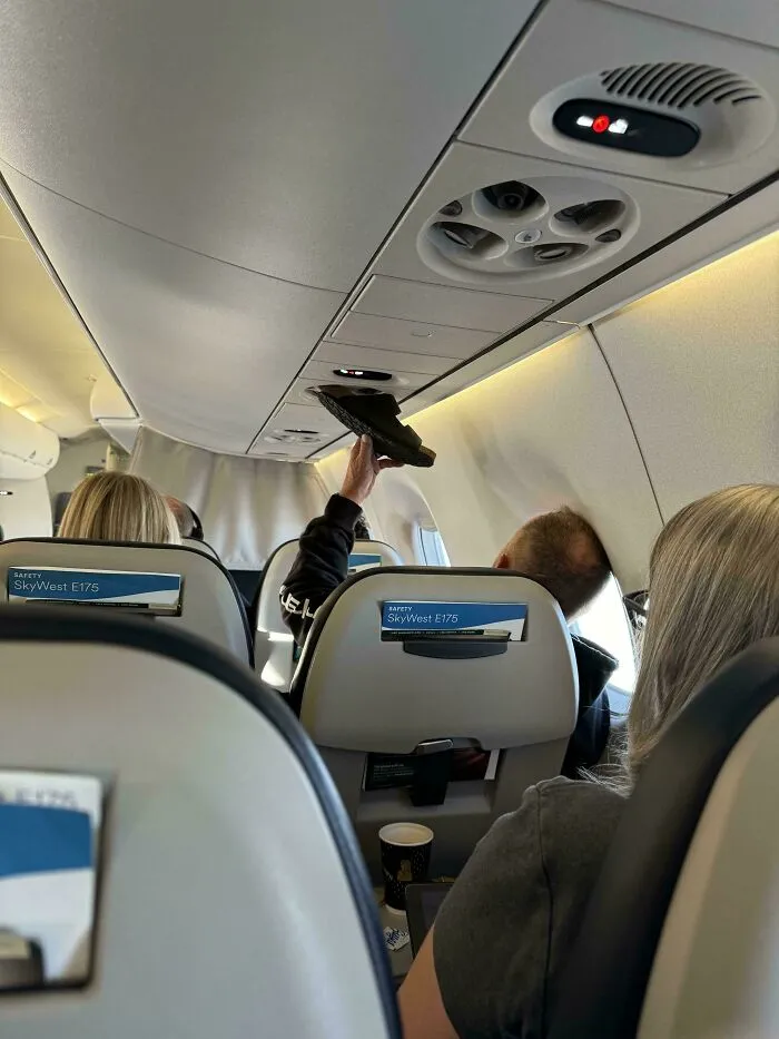 Un tipo agita su sandalia sucia por todo el avión