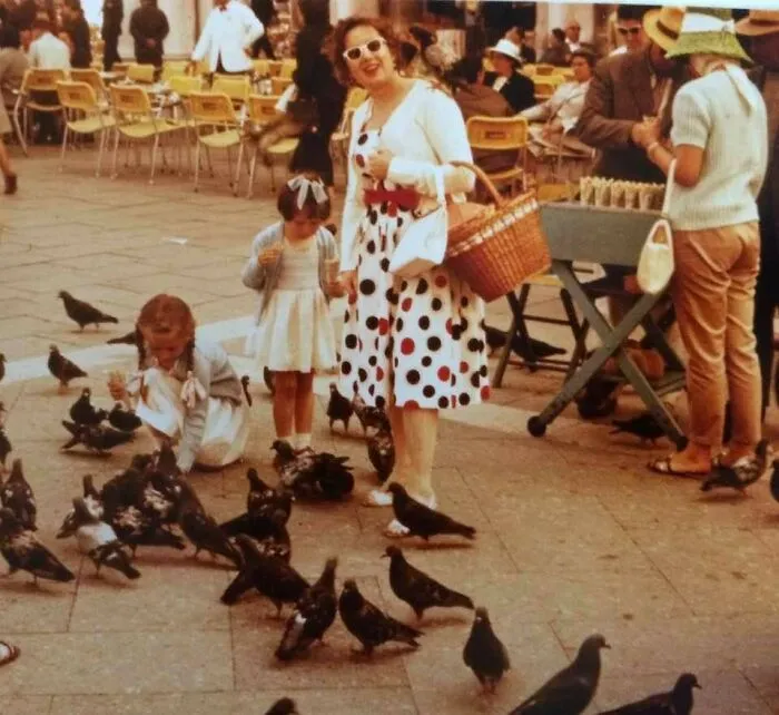 Mi abuela cumple hoy 99 años. Aquí tenéis una foto suya de vacaciones en Venecia en 1962.