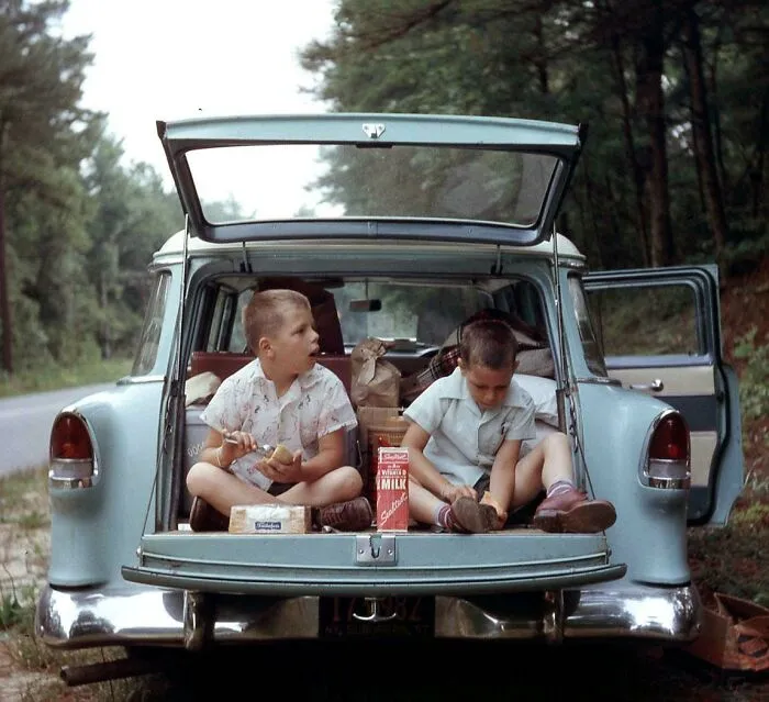 Almuerzo al aire libre durante un viaje en 1957, antes de que existieran las opciones de comida rápida.