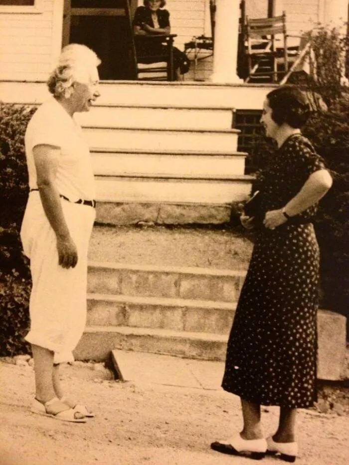 No estoy segura de la fecha. Quizás de la década de 1950. Mi bisabuela burlándose de los zapatos de Einstein durante unas vacaciones juntos.