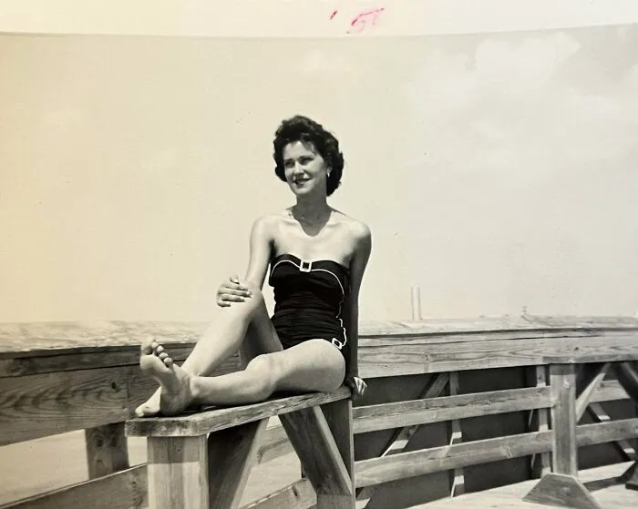 Mi hermosa abuela de vacaciones en la playa en 1957