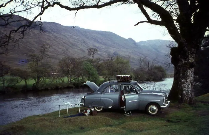 El coche familiar de los suegros, de vacaciones en Escocia en los años 60