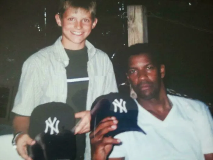 1999. Encuentro con Denzel durante las vacaciones familiares de verano visitando a la abuela. Foto tomada en The Rusty Rudder en Dewey Beach, Delaware.