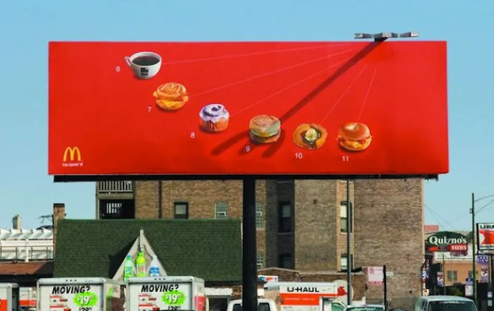 En el cartel luminoso de McDonald's, el sol proyecta una sombra sobre cada producto que corresponde a la hora del día en que normalmente lo comerías.