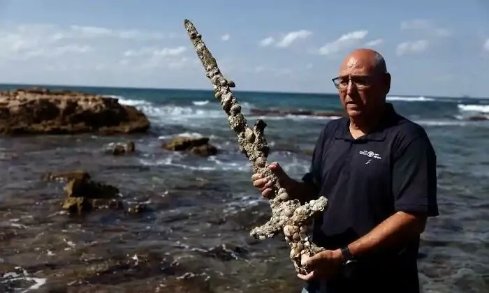 This Diver Dude Just Found An 11thc Crusader Sword In The Sea Near Israel