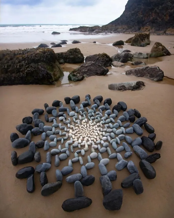 47 Patience-Requiring Land Art Pieces Made With Natural Materials Created By This Artist (New Pics)
