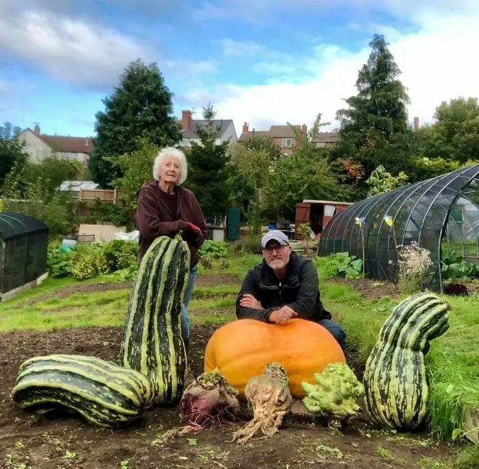 ¡Mi abuela y mi tío junto a sus verduras gigantes cultivadas en casa!