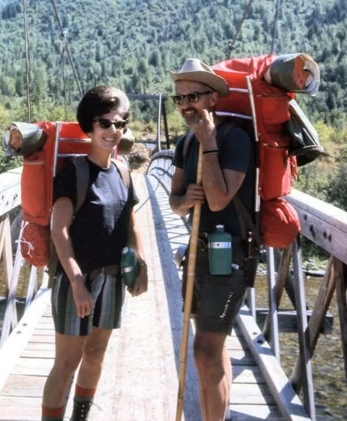 Mi madre no tiene ni un pelo fuera de lugar después de una excursión de 4 días por la naturaleza... ¡Gracias a la laca Breck! Mis padres, 1969