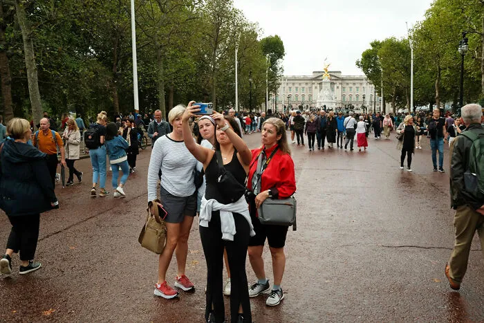 24 Photos Showcasing London’s Mood After The Queen’s Passing, By Paul Harrison