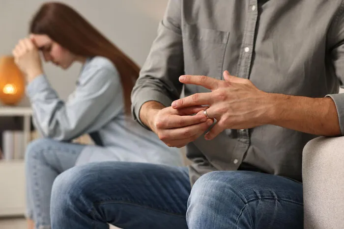 30 People Who Came Across Their Significant Other’s Posts On Reddit Detail What Happened Next