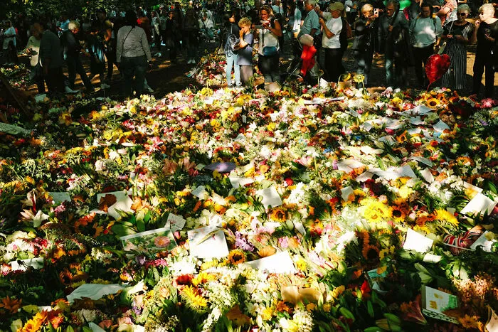 24 Photos Showcasing London’s Mood After The Queen’s Passing, By Paul Harrison