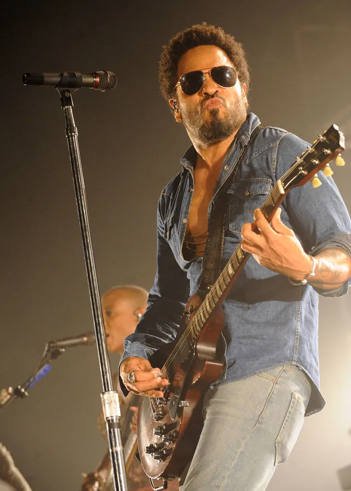 Los pantalones de Lenny Kravitz se rasgaron y mostraron sus partes íntimas