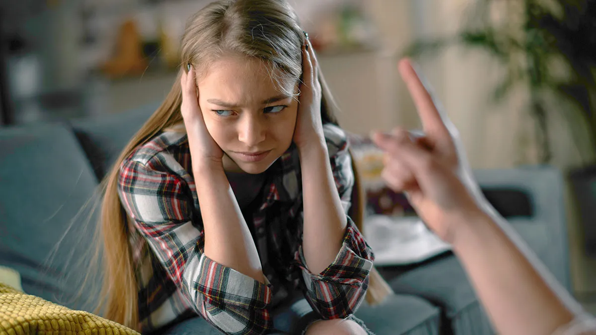 Dad Cancels Travel Support For Teen Daughter After She Chooses Friend’s Farewell Over Watching Bros