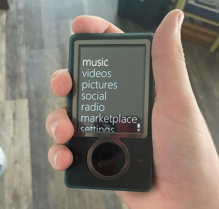 30 Things Hailed As “The Next Big Thing” That Ended Up Being Total Flops Instead