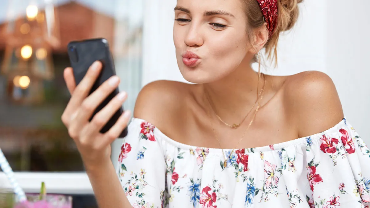 17YO Gets Catfished By Her Own Sibling Who Also Outs Her To Parents, Netizens Horrified