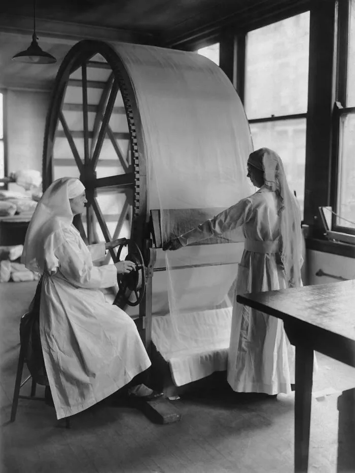 Women Use A Surgical Dressing Stretching Machine In 1915