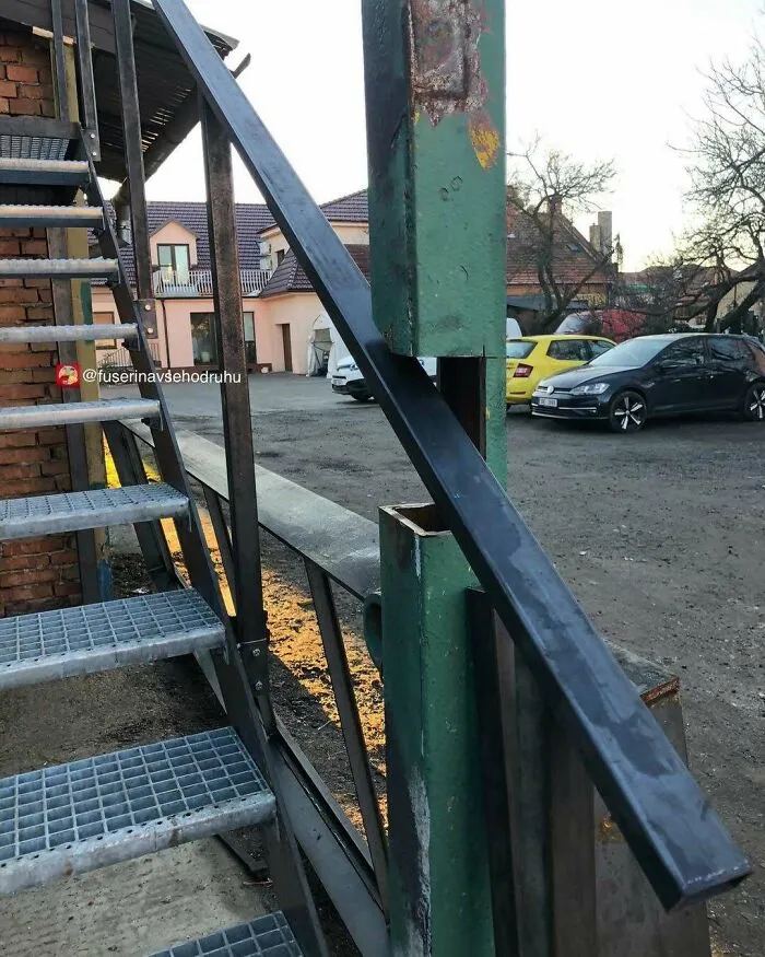 Barandilla de metal mal construida que no conecta con la estructura, ejemplo claro de divertidos fallos de construcción.