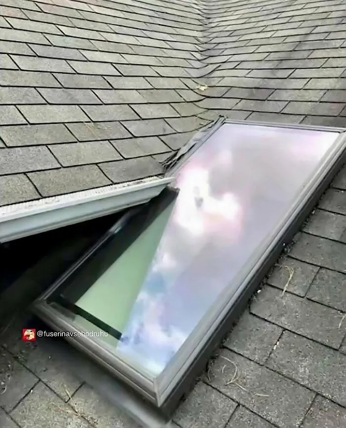 Ventana instalada incorrectamente en el techo, uno de los divertidos fallos de construcción que causan problemas y risas.