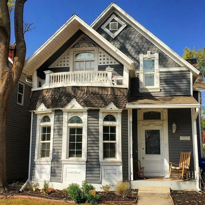 1889 Victorian With A Beautiful Bay And Pretty Gingerbread Details