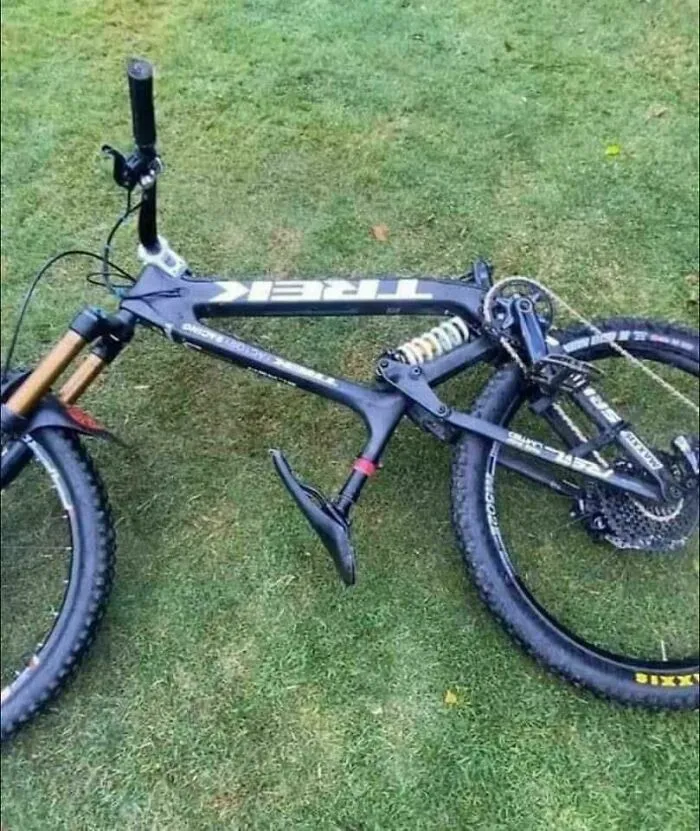 Bicicleta con fallo de construcción, pedal colocado en el lugar incorrecto mostrando un divertido error estructural.