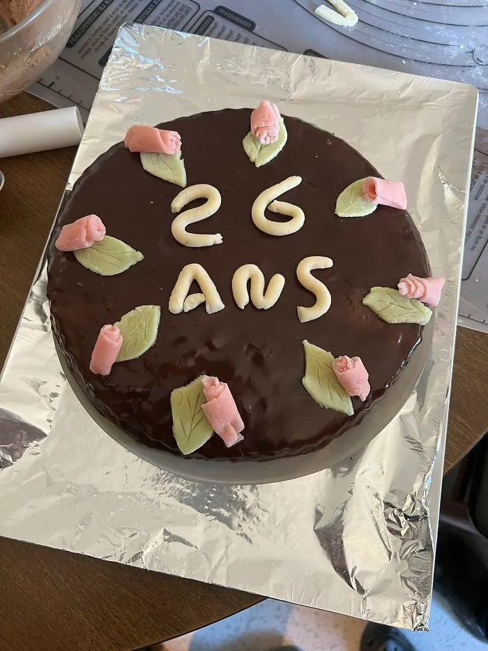 Puede que no sea el pastel más bonito y que las rosas estén un poco desordenadas, pero saber que mi madre ciega se tomó el tiempo de prepararlo lo convierte en el más hermoso del mundo