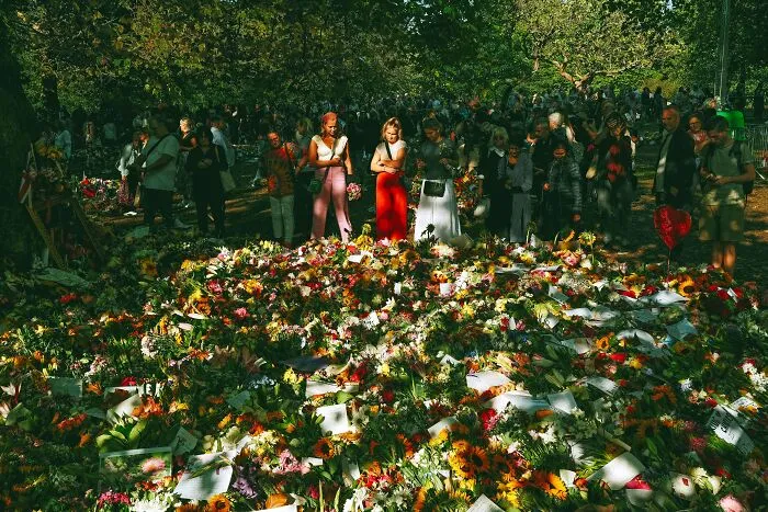 24 Photos Showcasing London’s Mood After The Queen’s Passing, By Paul Harrison