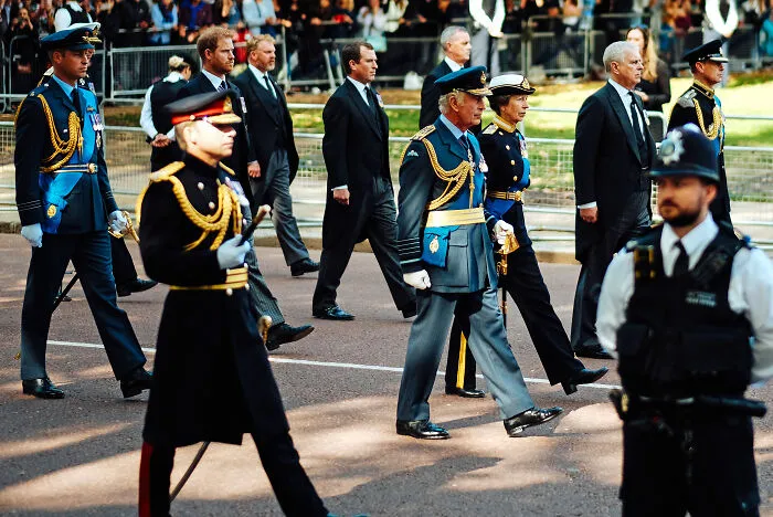 24 Photos Showcasing London’s Mood After The Queen’s Passing, By Paul Harrison