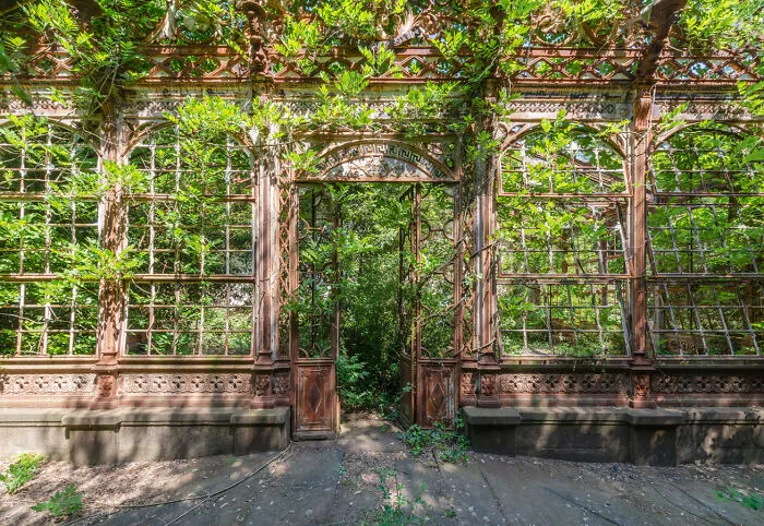 “Secret Gardens”: I Photographed Abandoned Greenhouses Around The World (19 Pics)