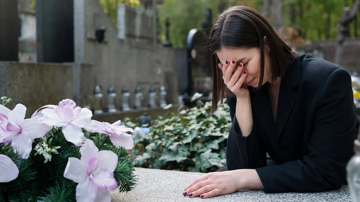 Sleazy Old High School Friend Messages Woman After Her BF's Passing, She Feels Something's Off 
