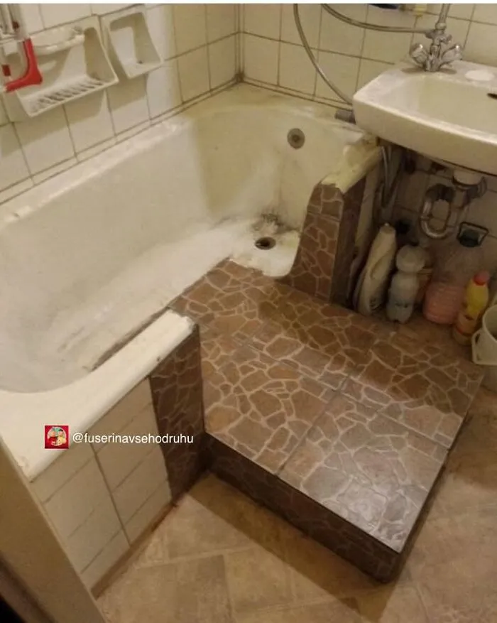 Baño con fallos de construcción divertidos donde el lavabo está colocado sobre una tarima que une con la bañera.