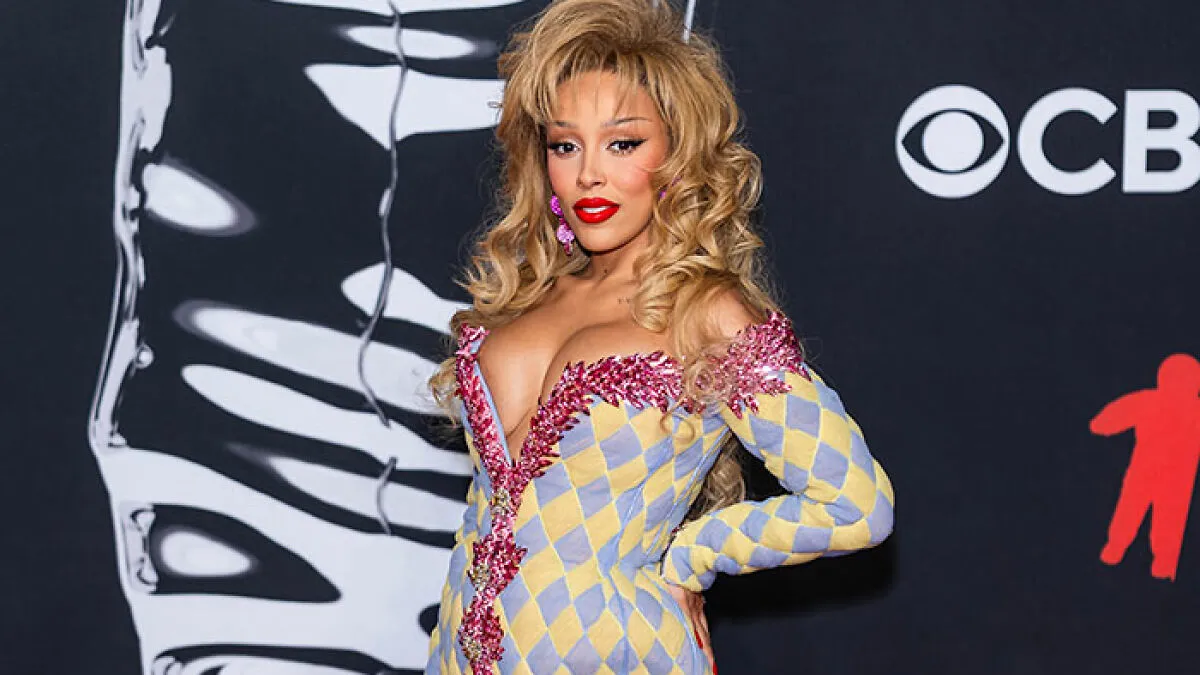 “Someone Get Him A Razor”: Internet Can’t Stop Roasting These 25 Celebs For Their MTV VMAs Looks