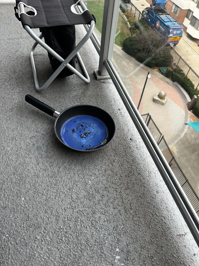 Sartén quemada olvidada en balcón al aire libre, mostrando un ejemplo peligroso sin darse cuenta del riesgo.