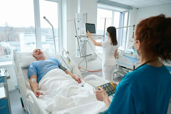 43 Doctors Share The Wildest Cases That Made Them Say “How Are You Still Alive?”