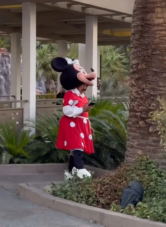 Detrás del dulce rostro de Minnie Mouse, un secreto hilarante: un viejo mexicano fumando