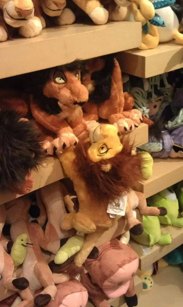 Mientras caminaba por la tienda Disney en Downtown Disneyland, me encontré con la sección de El Rey León. No hace falta decir que no pude evitarlo.