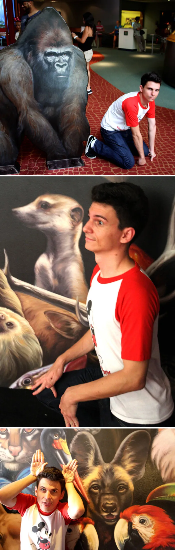 Hombre con gran sentido del humor posando en imágenes divertidas con animales en parques de diversiones.