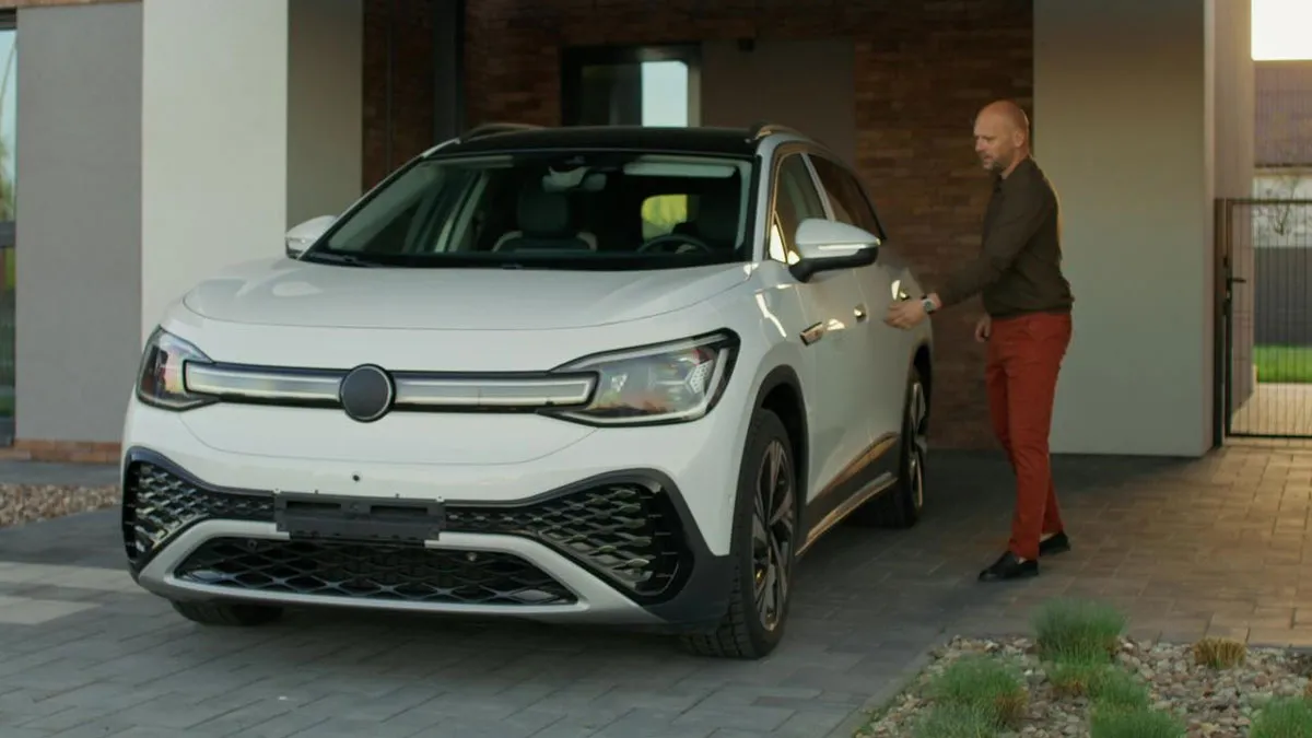 Woman Believes She Owns Parking Spot In Front Of Neighbor’s Garage - Ends Up Getting Reality Check