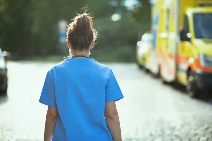 43 Doctors Share The Wildest Cases That Made Them Say “How Are You Still Alive?”