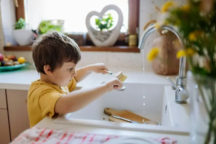 42 Parents Reveal Weird Life Hacks They Rely On To Keep Their Kids Happy And Behaving