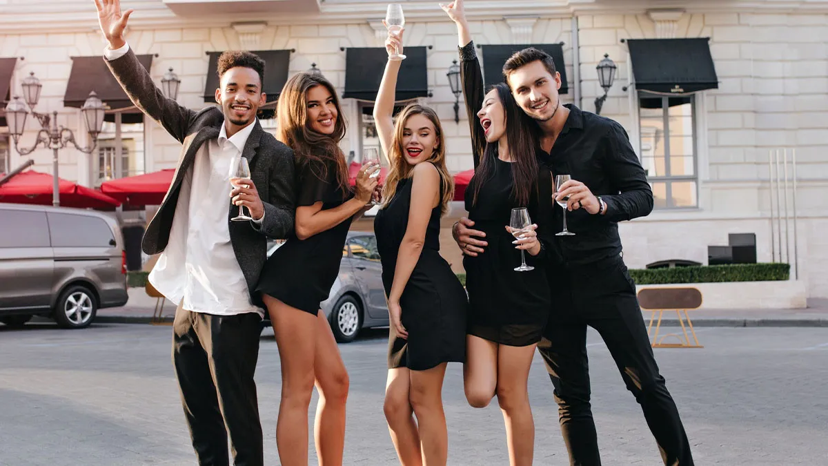 Bride Mortified After 20 Prom Teens And Their Families Use Her Venue And Decorations For Their Pics