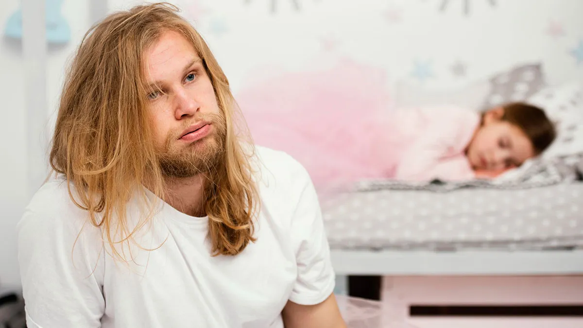 Roommate Finds Guy's GF's Child Sleeping In Her Bed, Gets Scolded For Kicking The Kid Out