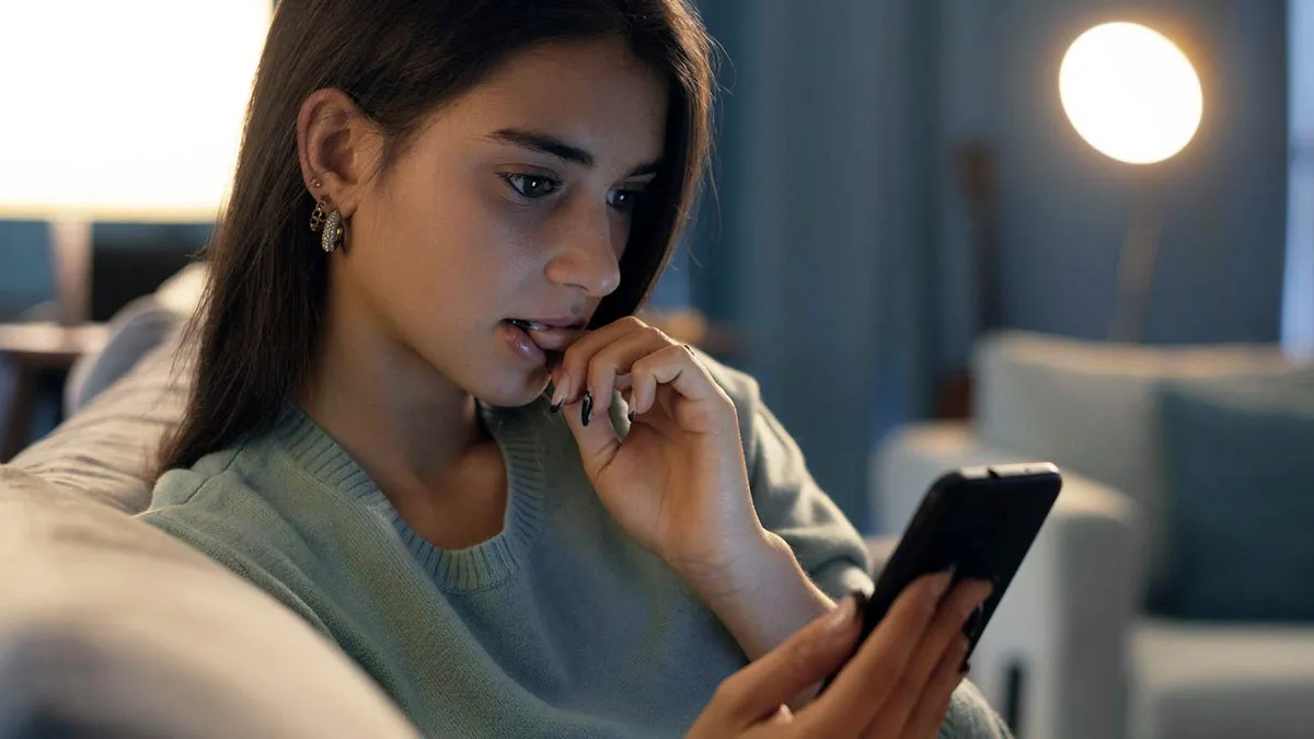 Woman Disturbed By Date Who Obsessively Monitors Her Social Media, Internet Screams 'Red Flag'