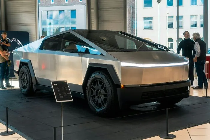 30 Things Hailed As “The Next Big Thing” That Ended Up Being Total Flops Instead