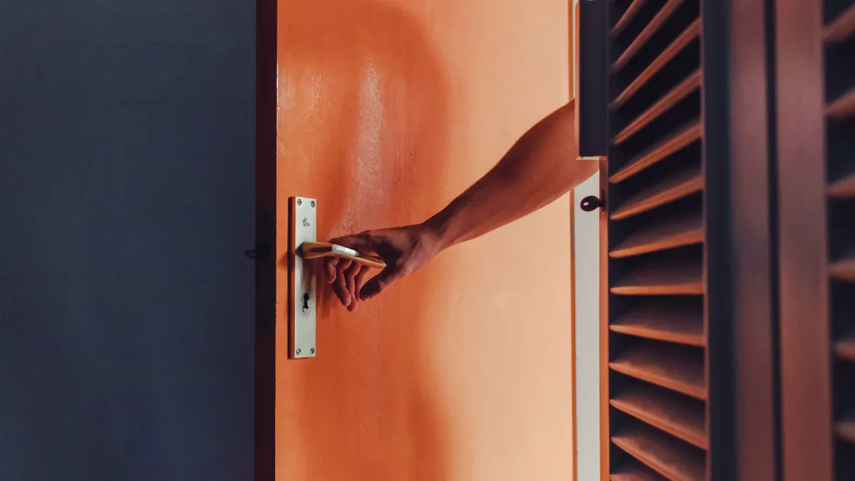 42 Creepy Moments People Can’t Forget That Keep Coming Back To Them