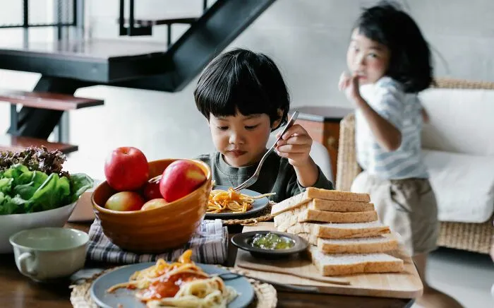 42 Parents Reveal Weird Life Hacks They Rely On To Keep Their Kids Happy And Behaving