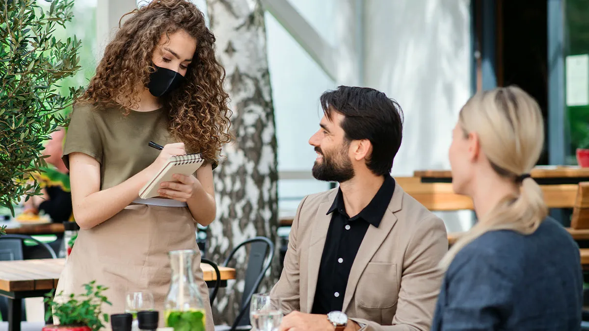 Weird Waitress Annoys Customer By Repeating “It’s Very Hydrating” When He Asks For Tap Water