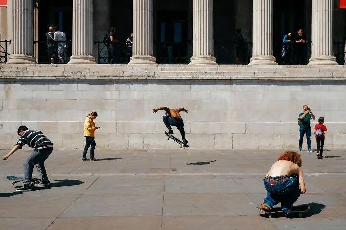 41 Stunning Street Photography Shots That Capture Life’s Unexpected Moments