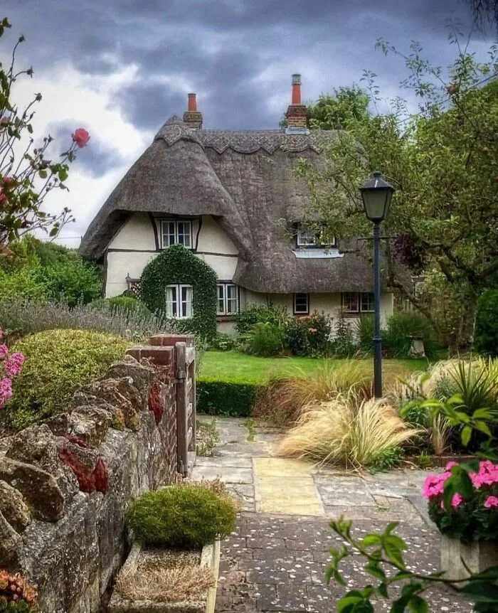 “Dream Cottages And Gardens”: 50 Idyllic Photos That Might Make You Want To Abandon City Life