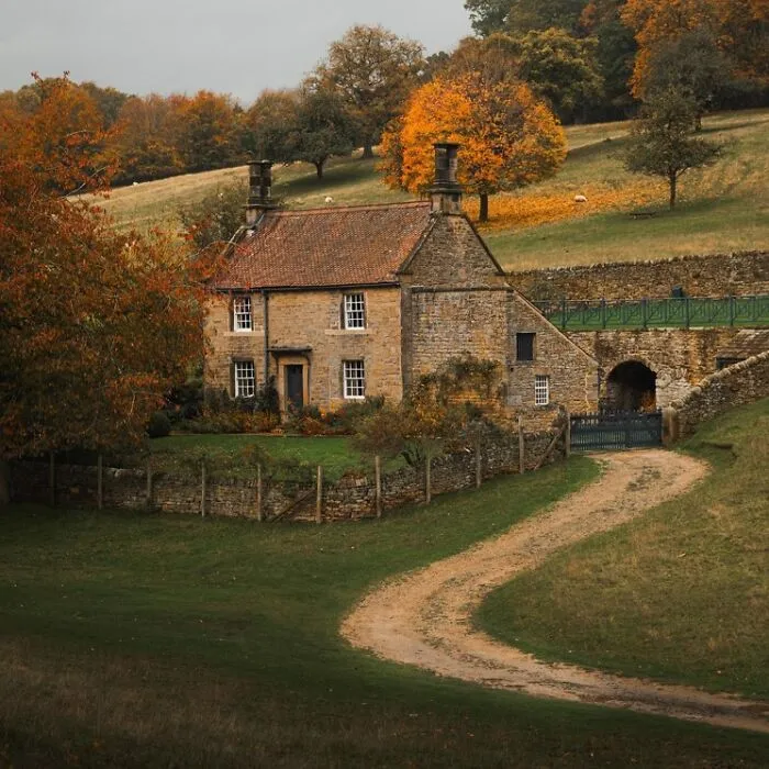 “Dream Cottages And Gardens”: 50 Idyllic Photos That Might Make You Want To Abandon City Life